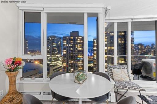 Downtown Water View Condo: Modern 2BR with AC and Parking Vancouver Exterior photo