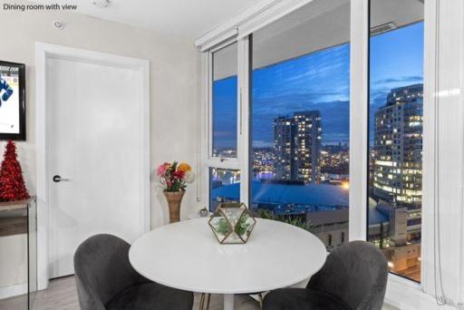 Downtown Water View Condo: Modern 2BR with AC and Parking Vancouver Exterior photo